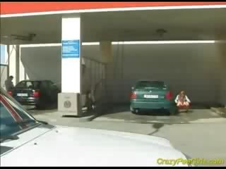 Meisje urineren in auto het wassen
