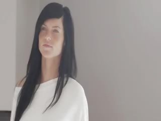 Unik blackhaired kvinna med fräknar