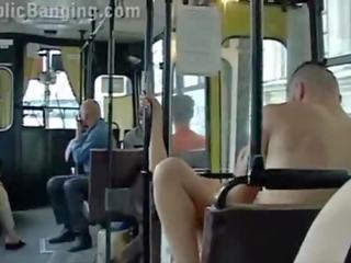 Extrême publique cochon agrafe en une ville autobus avec tous la passenger regarde la couple baise