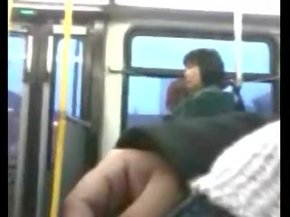 Kaveri masturboi päällä julkinen bussi yksityinen video-