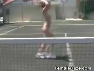 מכללה בנות לקבל עירום ב טניס בית משפט במהלך זובור