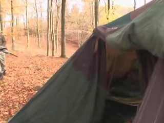Euro studentessa prende raddoppiare scopata in un tent