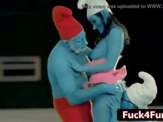 Charley inseguire in il smurfs parodia xxx