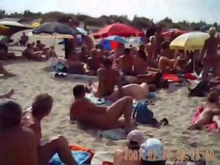 Milf mengisap titit di orang telanjang pantai