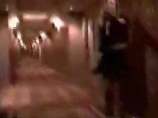 Сигурност охрана чука а strumpet в хотел коридор
