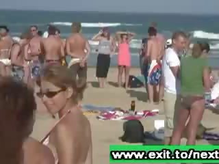 Pantai majlis dengan mabuk glorious akan datang pintu kanak-kanak perempuan menunjukkan