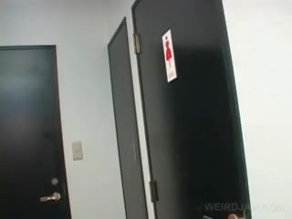 Á châu thiếu niên seductress clip twat trong khi pissing trong một nhà vệ sinh