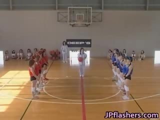 Aziatike basketboll players janë mbi