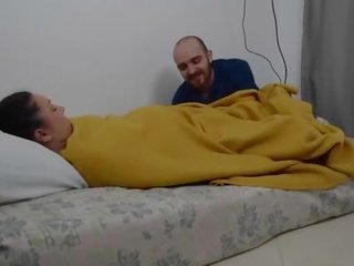 Ea este dormind și el wakes ei în sus de frecare ei pasarica iv