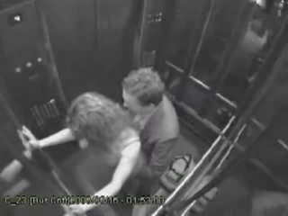 Възбуден двойка получаване на фантастичен в това elevator шоу