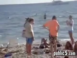 Fajčenie vonku v verejnosť na the pláž
