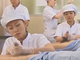 Japanska sjuksköterska slurping sperma ut av turned på medlem