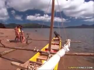 Menarik rambut pirang remaja menyebalkan dua gemuk daging batang di itu pantai