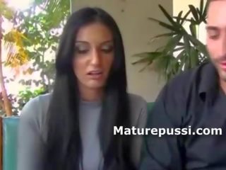 Marvelous superb bruneta milf fund pe display pentru o mult mai tanar om