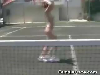 Kolehiyo babae makuha hubad sa tenis court sa panahon ng pagmamalabis sa baguhang estudyante