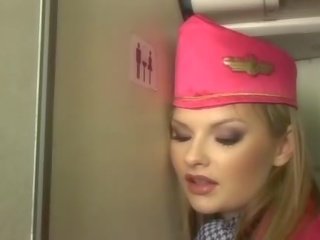Pekný blondýna letuška satie penis onboard