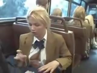 Blondinė divinity žįsti azijietiškas vaikinai bybis apie as autobusas