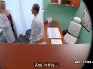 Enfermeira a foder médico em hospital