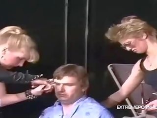 А ексцентрични женска доминация haircut