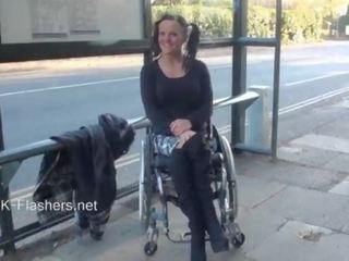 Paraprincess ao ar livre exibicionismo e piscando wheelchair amarradas bolacha mostrando