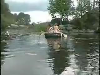 Tre sensational vajzat lakuriq vajzat në the xhungël në varkë për anëtar gjueti