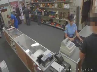 Sebenar polis moonlights sebagai ho untuk pawn kedai