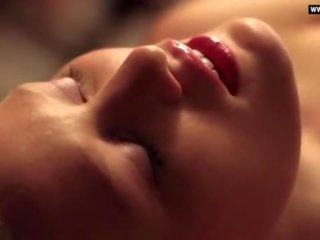 애슐리 hinshaw - 유방을 드러낸 큰 가슴, 스트립 쇼 & 수음 섹스 클립 장면 - 약 벚나무 (2012)