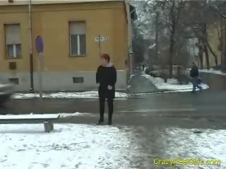Dama a urinar em neve