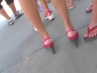 Leggy lady Flashing Her magnificent Upskirt