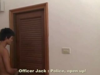 Policejní důstojník olizovat podle asijské twink