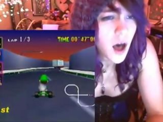 Geek mladý žena cums hrát mario kart