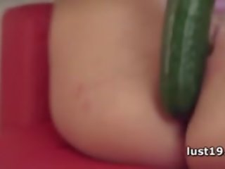 Sedusive uma knulling seg selv med en agurk