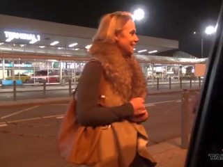 Takevan pieptoasa milf cu natural tate lua o călătorie cu străin cu mare înțepătură