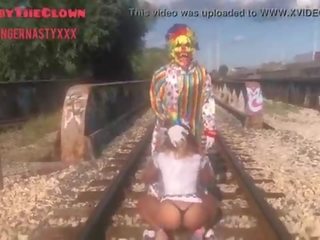 Clown quasi prende colpire da treno mentre ottenere testa