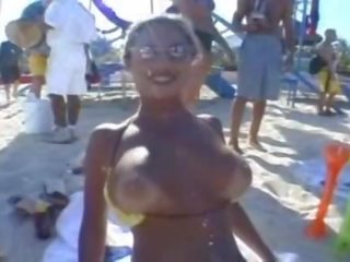 Sensational bina badan perempuan di yang pantai boleh memulakan beliau titties jump