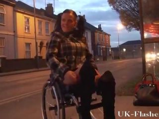 Leah caprice berkelip faraj dalam awam daripada beliau wheelchair dengan handicapped engli