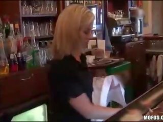 Blondýna barmanka zarába niektorí pre xxx klip v bar