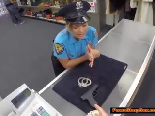 Polícia dôstojník pawns ju zbraň & je fucked