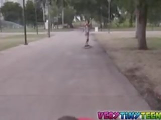Skateboarding jovem grávida mônica subir escolhido para cima e fodido
