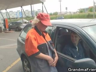 Rubia abuelita tiene trío al aire libre