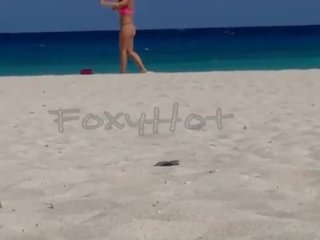 Mostrando el kulo en tanga por la playa y calentando a hombres&comma; soolo dos se animaron a tocarme&comma; video completo en xvideos punane