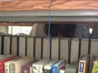 Nuori koulutyttö haparoi sisään kirjasto