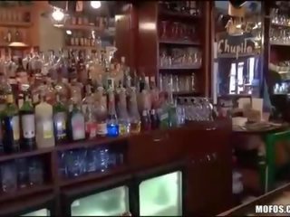 Barmaid bersetuju kepada mendapatkan fucked dalam beliau bar