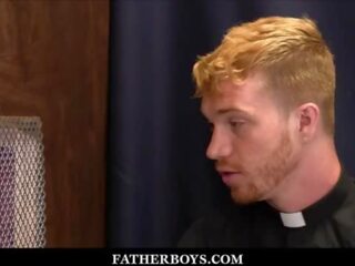 Jaunas gėjus catholic vaikinas ryland kingsley pakliuvom iki raudonplaukiai priest dacotah raudonas metu confession