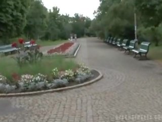 Sarmikas amatöör saab alasti sisse a park jaoks raha