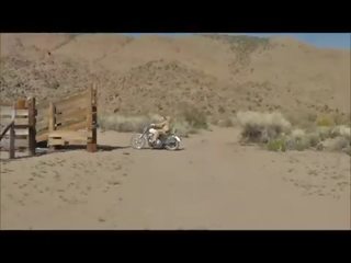 Δέρμα ποδηλάτης τραβεστί σε nevada desert με σφήνα κώλου