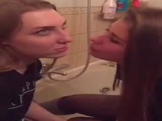 [periscope] dos russians lesbianas fabricación fuera en baño