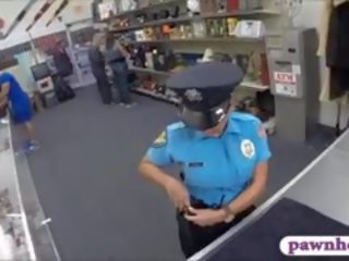 Mladý dáma policejní důstojník v prdeli podle pawnkeeper uvnitř the pawnshop
