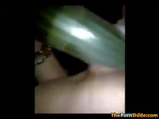 Unge dame fucks seg selv med en stor agurk
