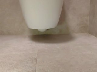 Provoserende føtter i den toalett